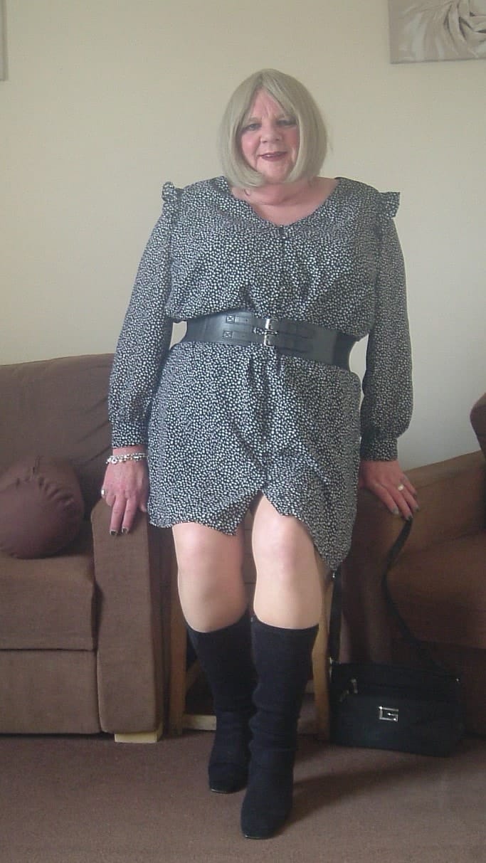 ‘Baggy shirt’ – Crossdresser Heaven