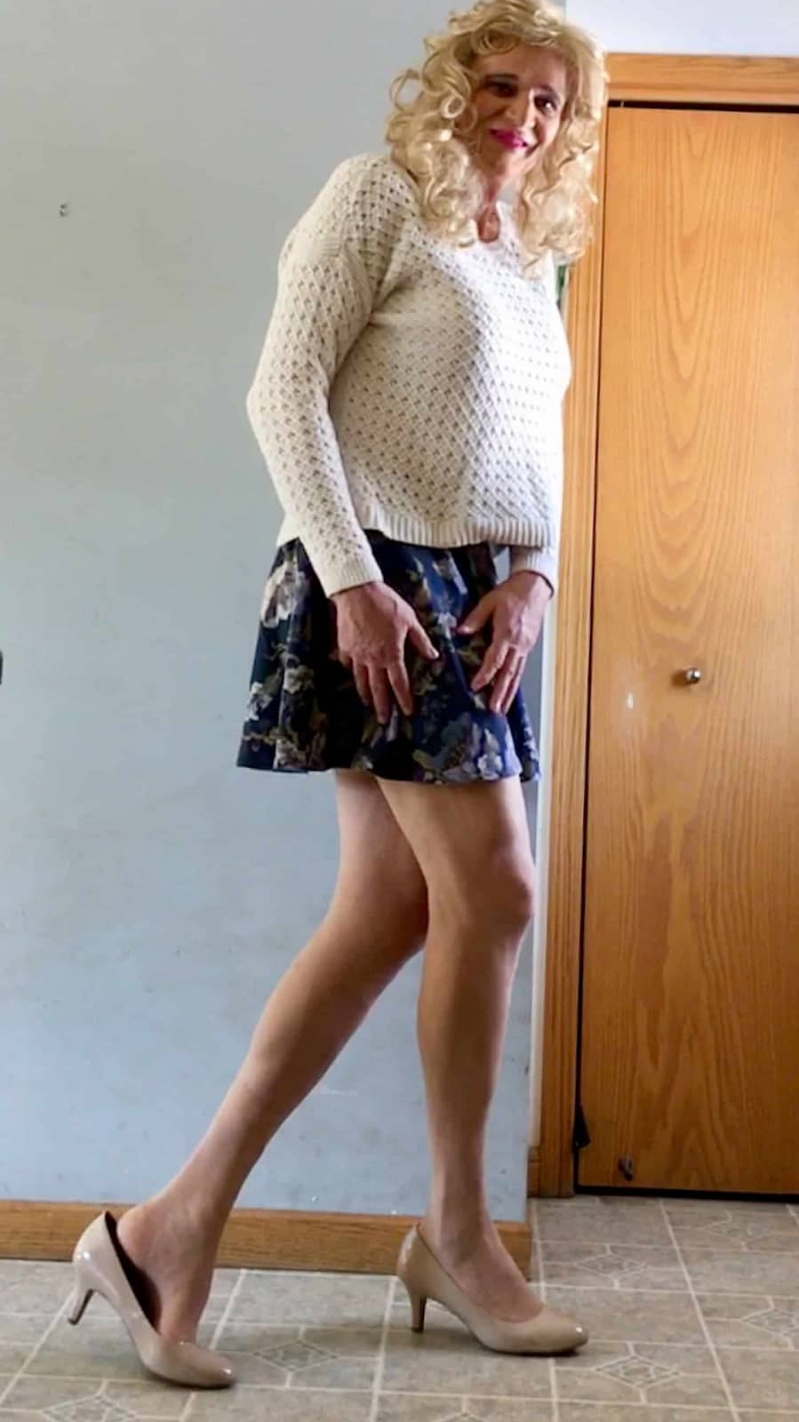 Skirt with heels and pantyhose